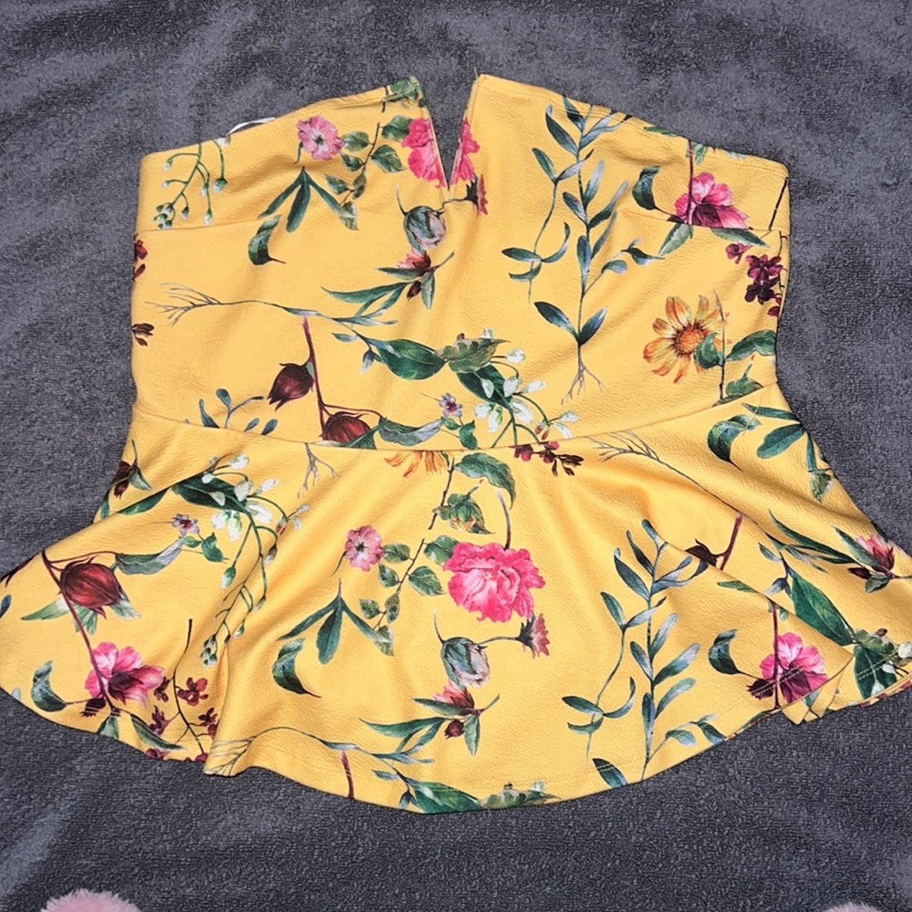 This TORRID tank top is beautiful~bright yellow~and size 1XL
